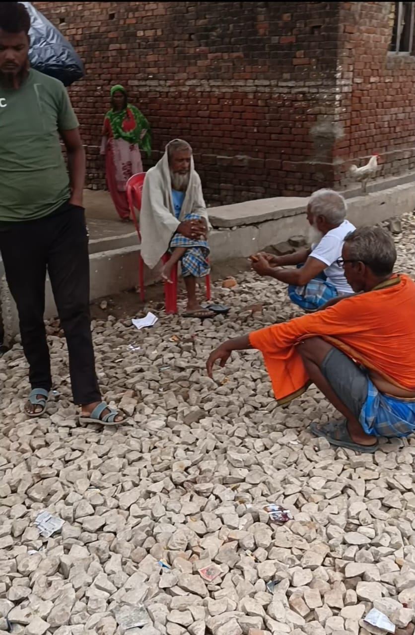 नेता के करीबी को ठेका, सड़क पर बिखरे रोड़े से ग्रामीण परेशान