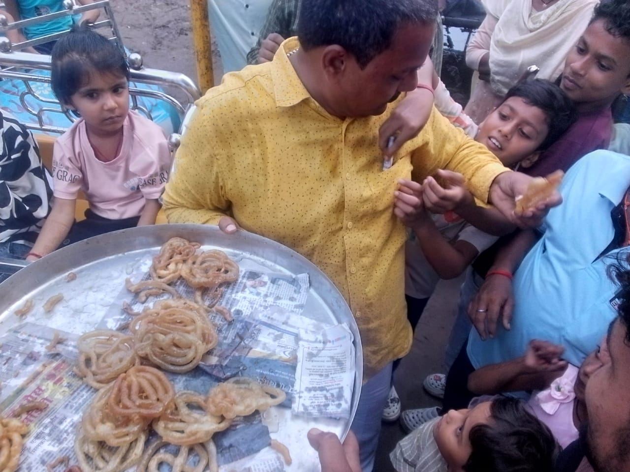 नाग पंचमी पर रामलीला मैदान में लगा मेला, बच्चों ने निभाई गुड़िया पीटने की परंपरा