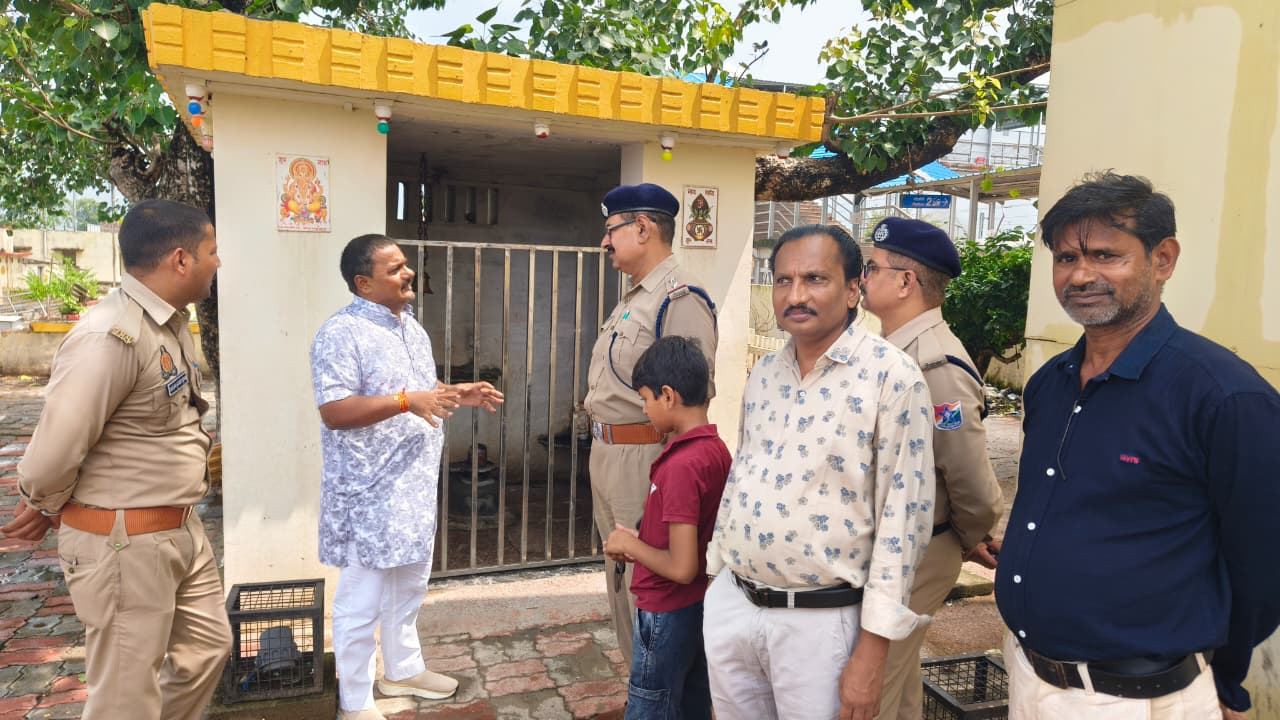 बढ़नी रेलवे स्टेशन मंदिर में शिव प्रतिमा क्षतिग्रस्त, माता पार्वती की मूर्ति गायब; न० पा० अध्यक्ष ने किया जांच की मांग