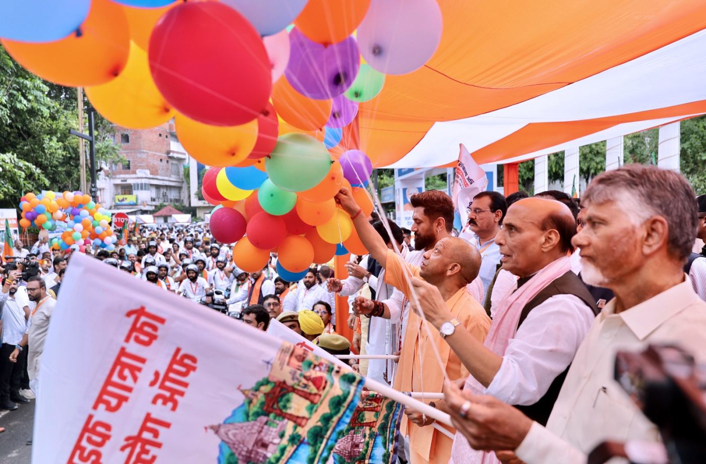 काशी से वडनगर तक सेवा की बाइक, कलश में नदियों का पानी