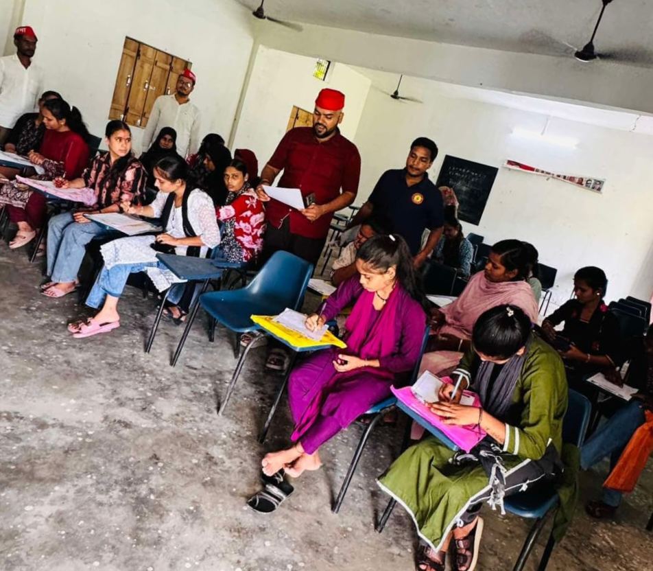 छात्राओं के बीच पहुंचा PDA छात्र-नौजवान जागरूकता अभियान