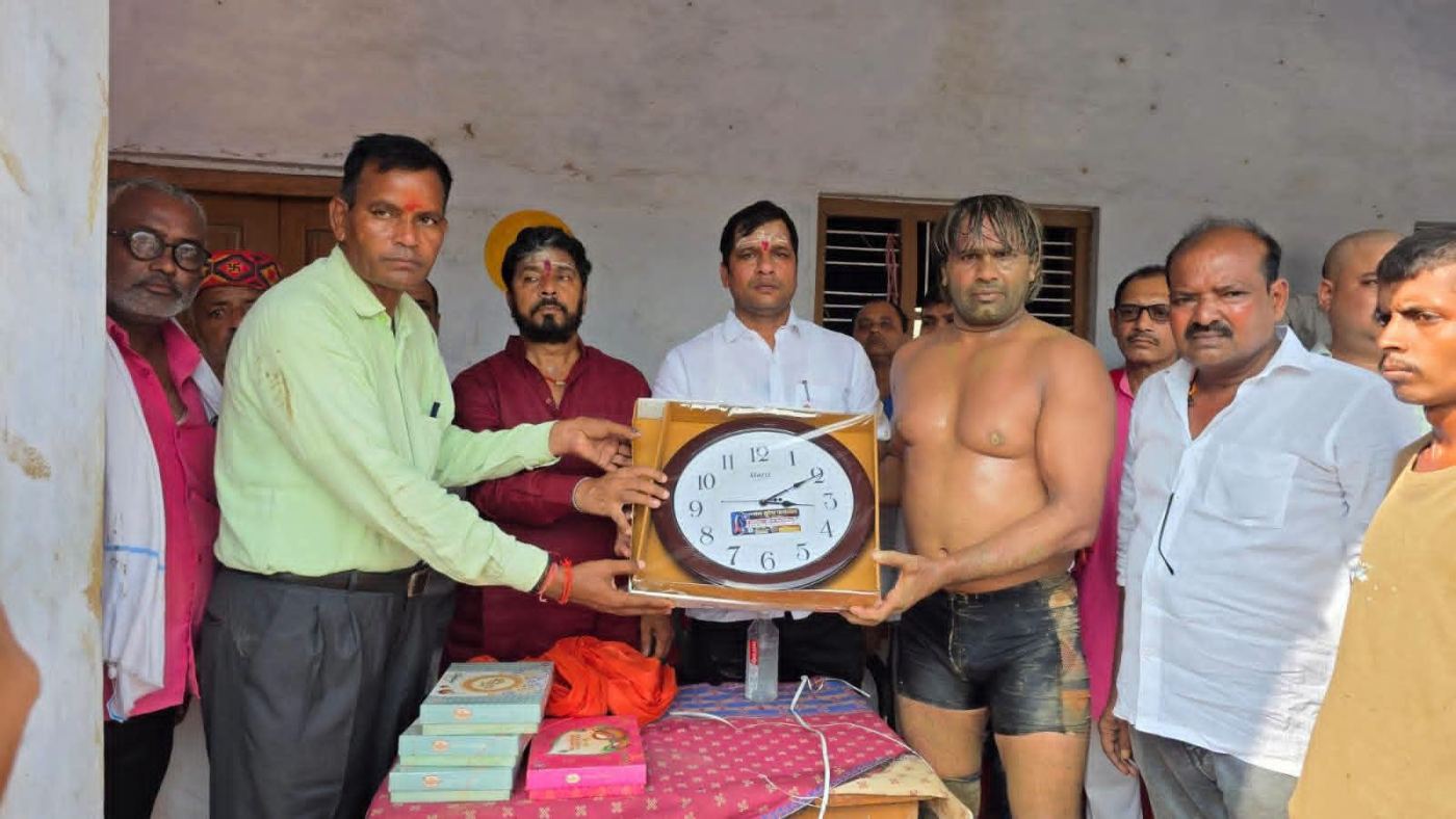चुनावी रंजिश में पहलवान ब्रह्मानंद यादव की हत्या का आरोप, शव सड़क पर रखकर प्रदर्शन