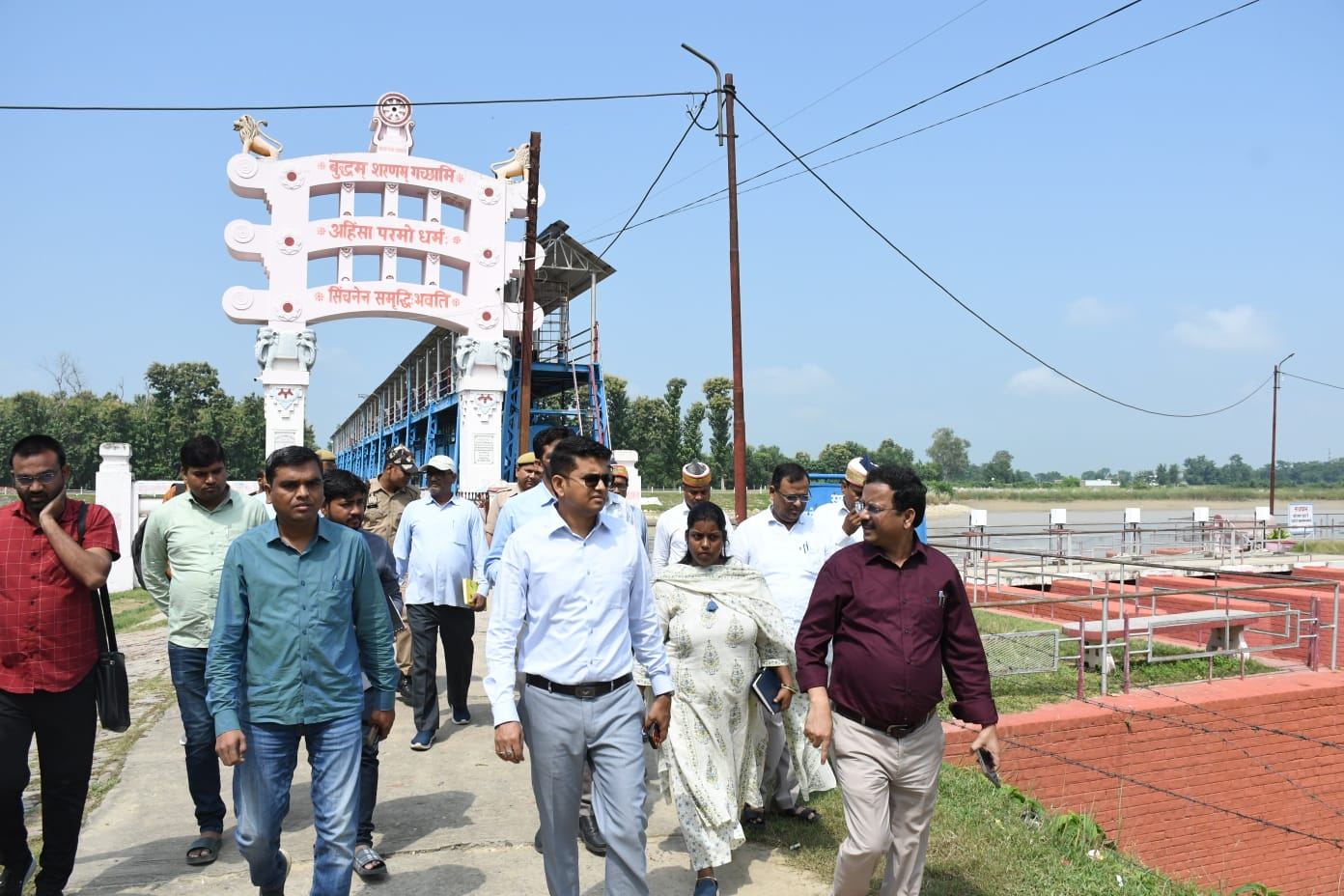 बाढ़ के बीच मोटरबोट से मजरों में पहुंचे डीएम, राहत में लापरवाही पर सख्त चेतावनी